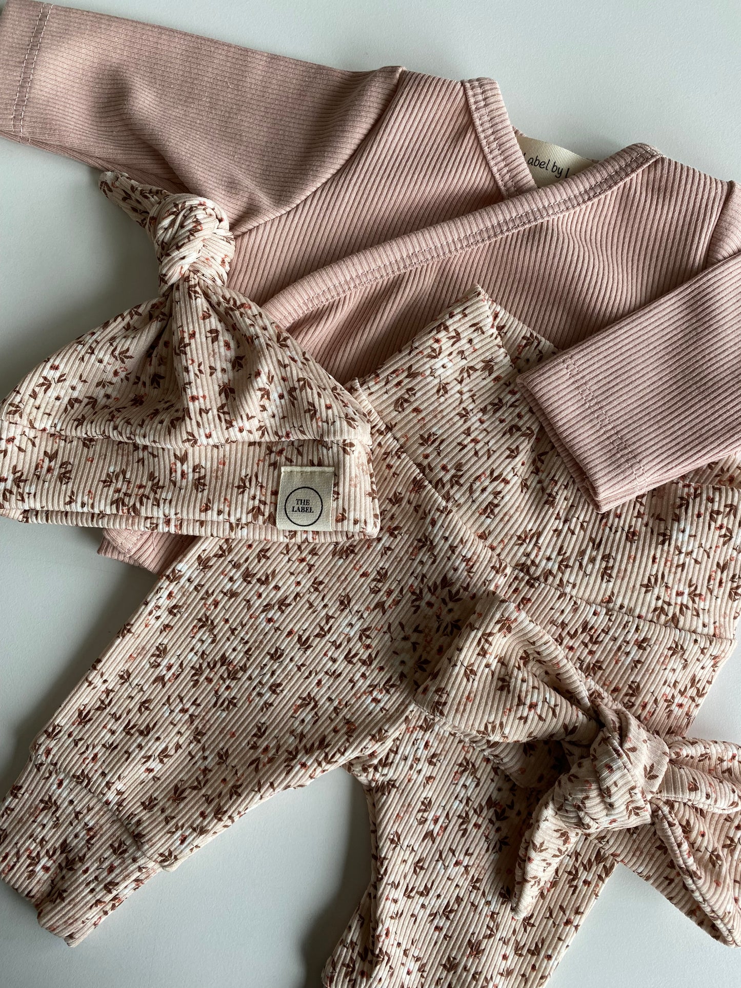 Meisjes newborn broekje Lou bloemenprint zachtroze
