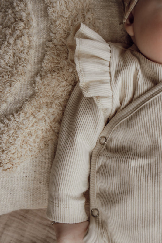 Meisjes overslagshirtje ribstof beige ruffle
