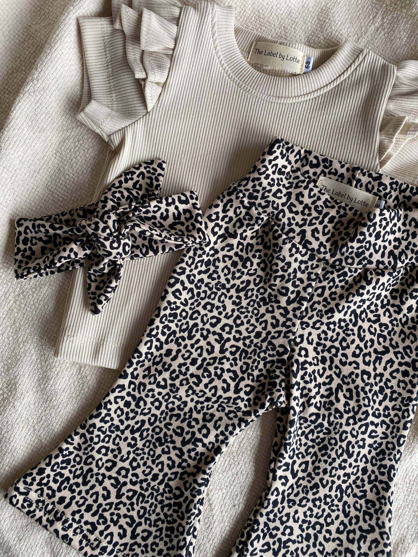 Meisjes T-shirt dubbel ruffletje beige – The Label by Lotte
