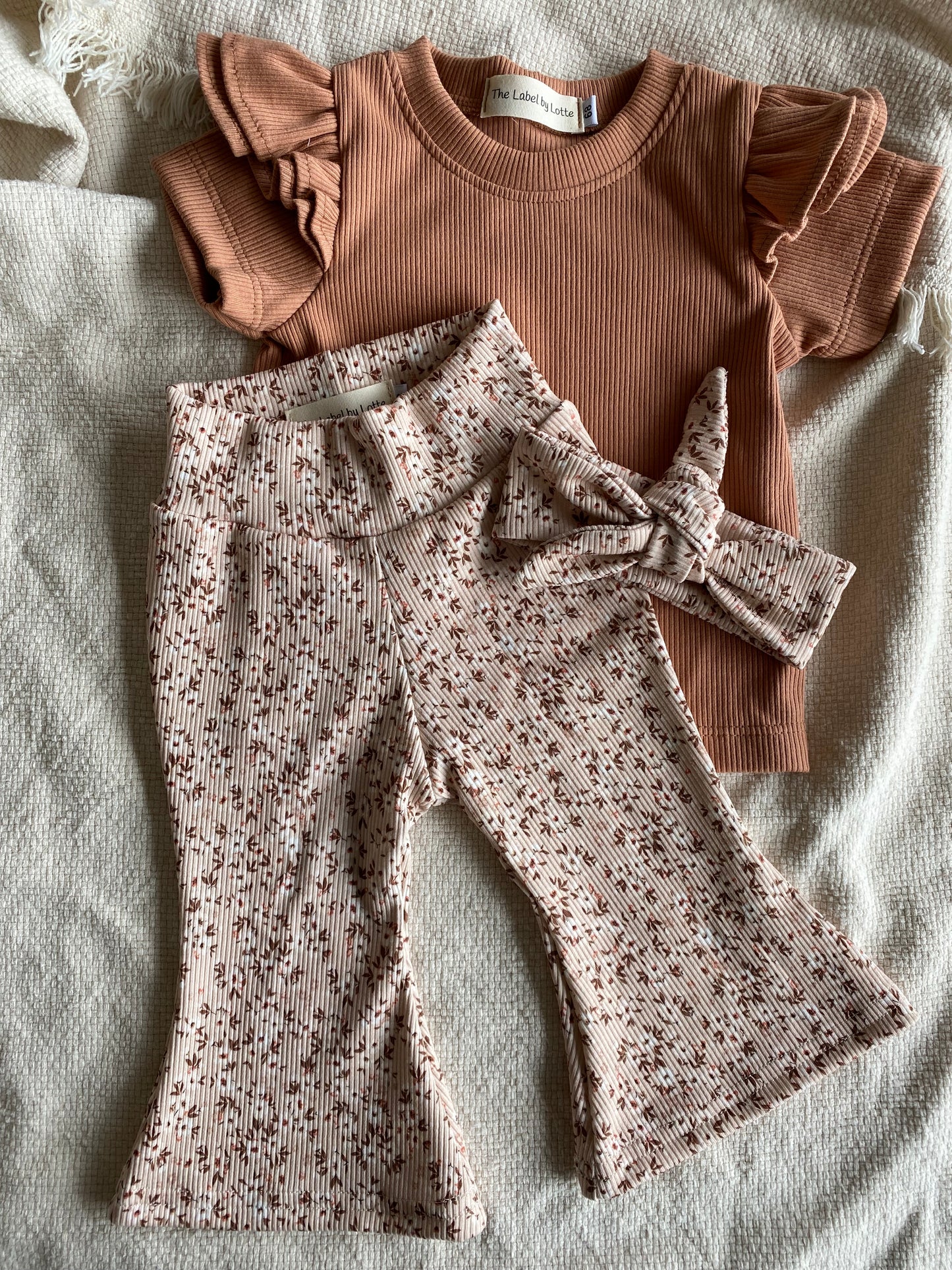Meisjes T-shirt dubbel ruffletje peach – The Label by Lotte