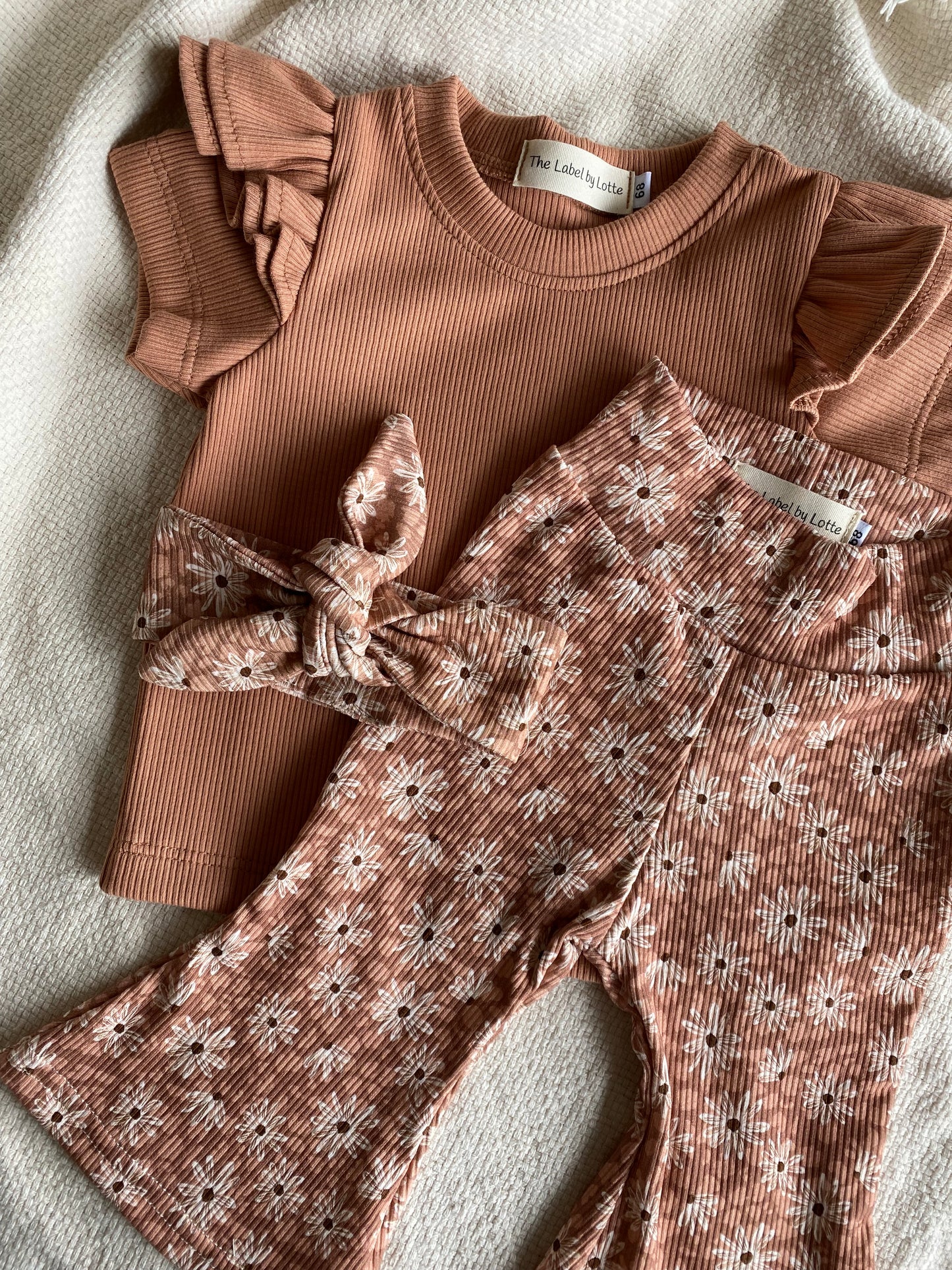 Meisjes T-shirt dubbel ruffletje peach – The Label by Lotte