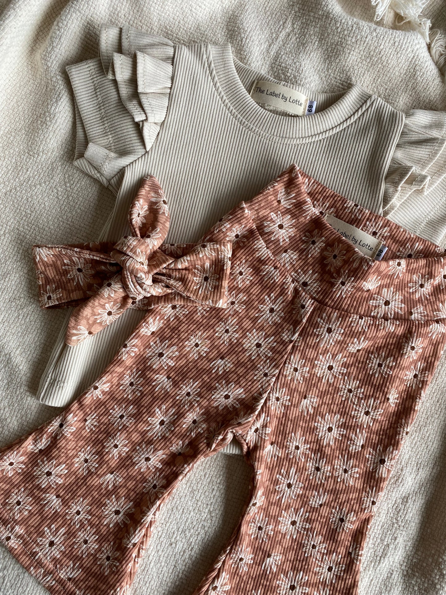 Meisjes T-shirt dubbel ruffletje beige – The Label by Lotte