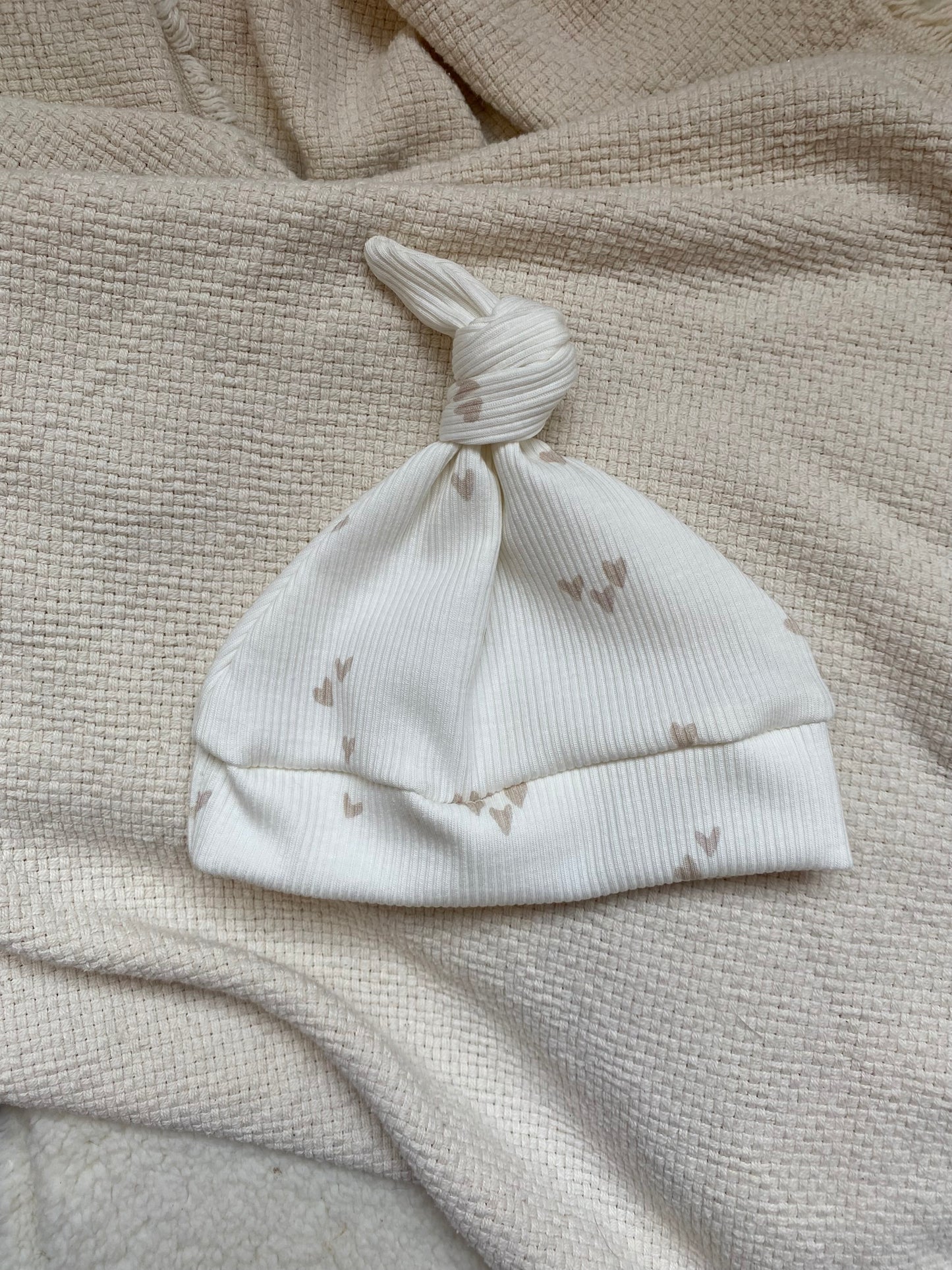 Knoopmutsje | Lia hartjes beige