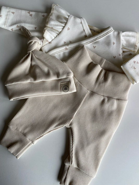 Uniseks newborn set ribstof beige – broekje & knoopmutsje