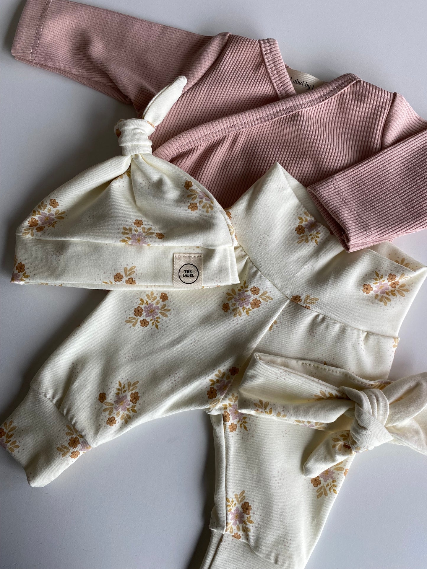 Meisjes newborn set bloemenprint botergeel – broekje & knoopmutsje – The Label by Lotte