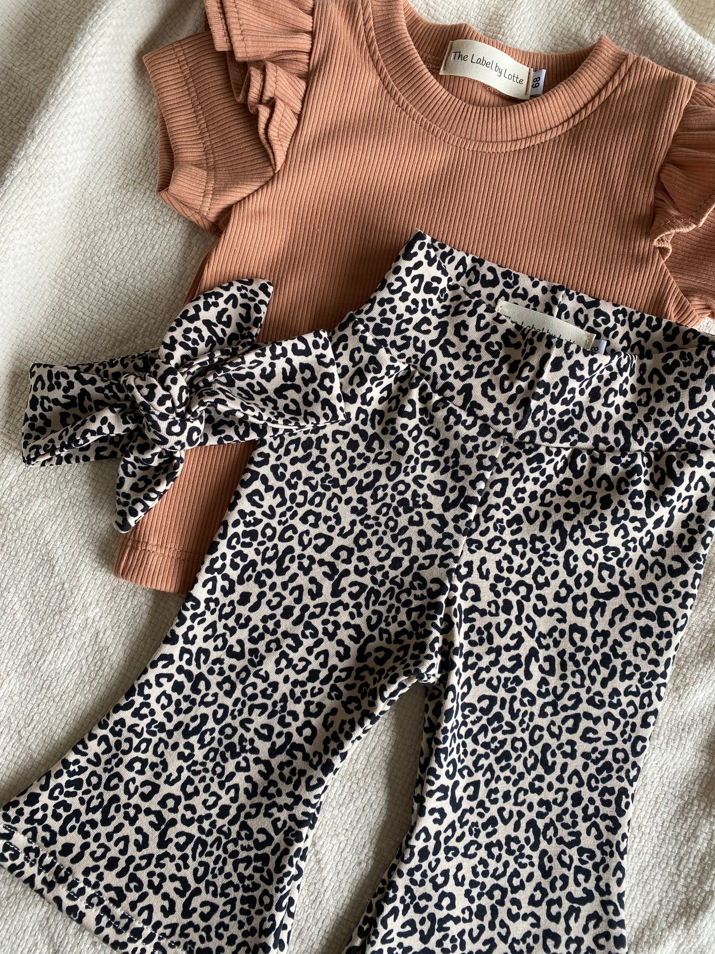 Meisjes T-shirt dubbel ruffletje peach – The Label by Lotte
