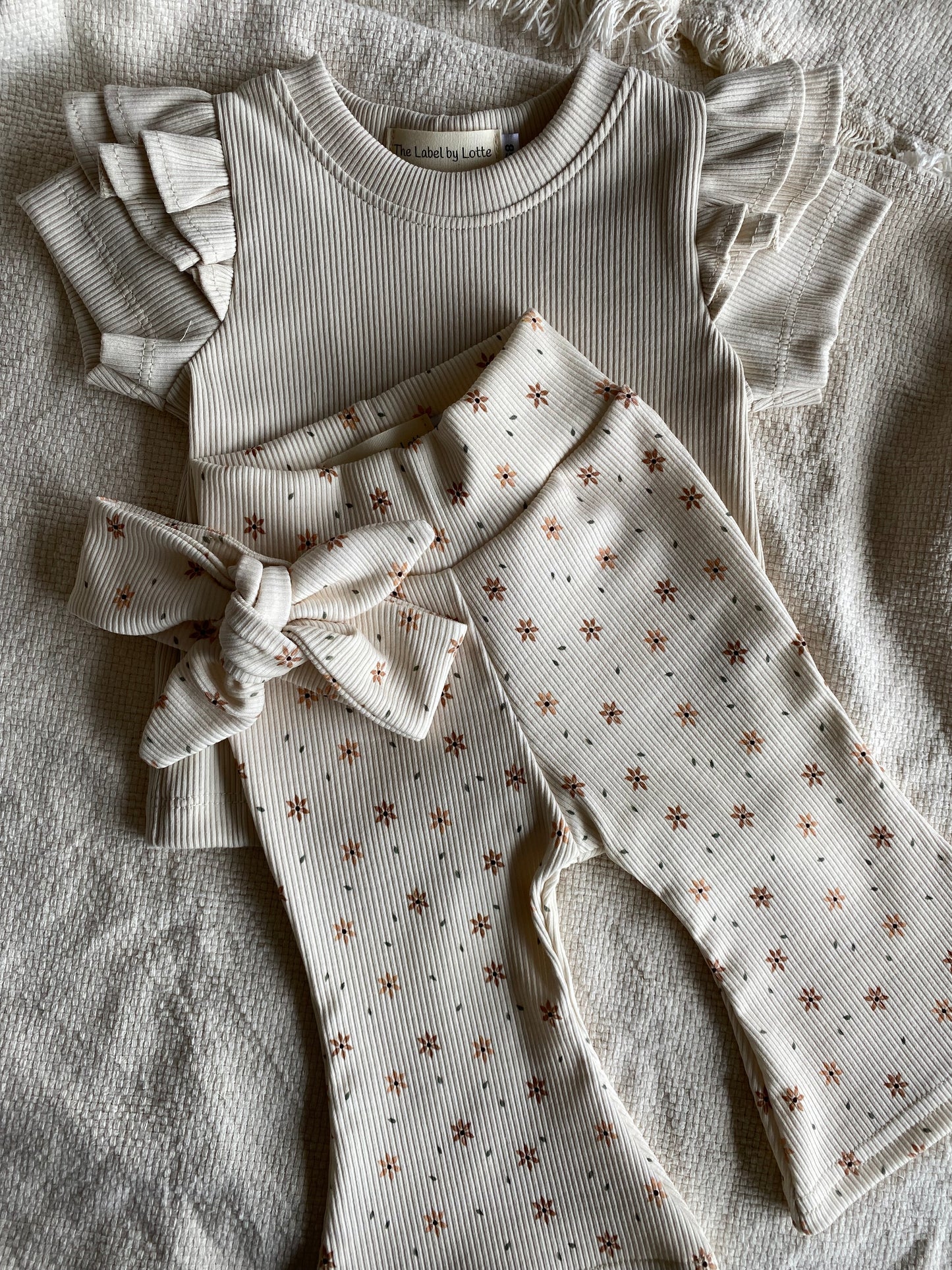Meisjes T-shirt dubbel ruffletje beige – The Label by Lotte