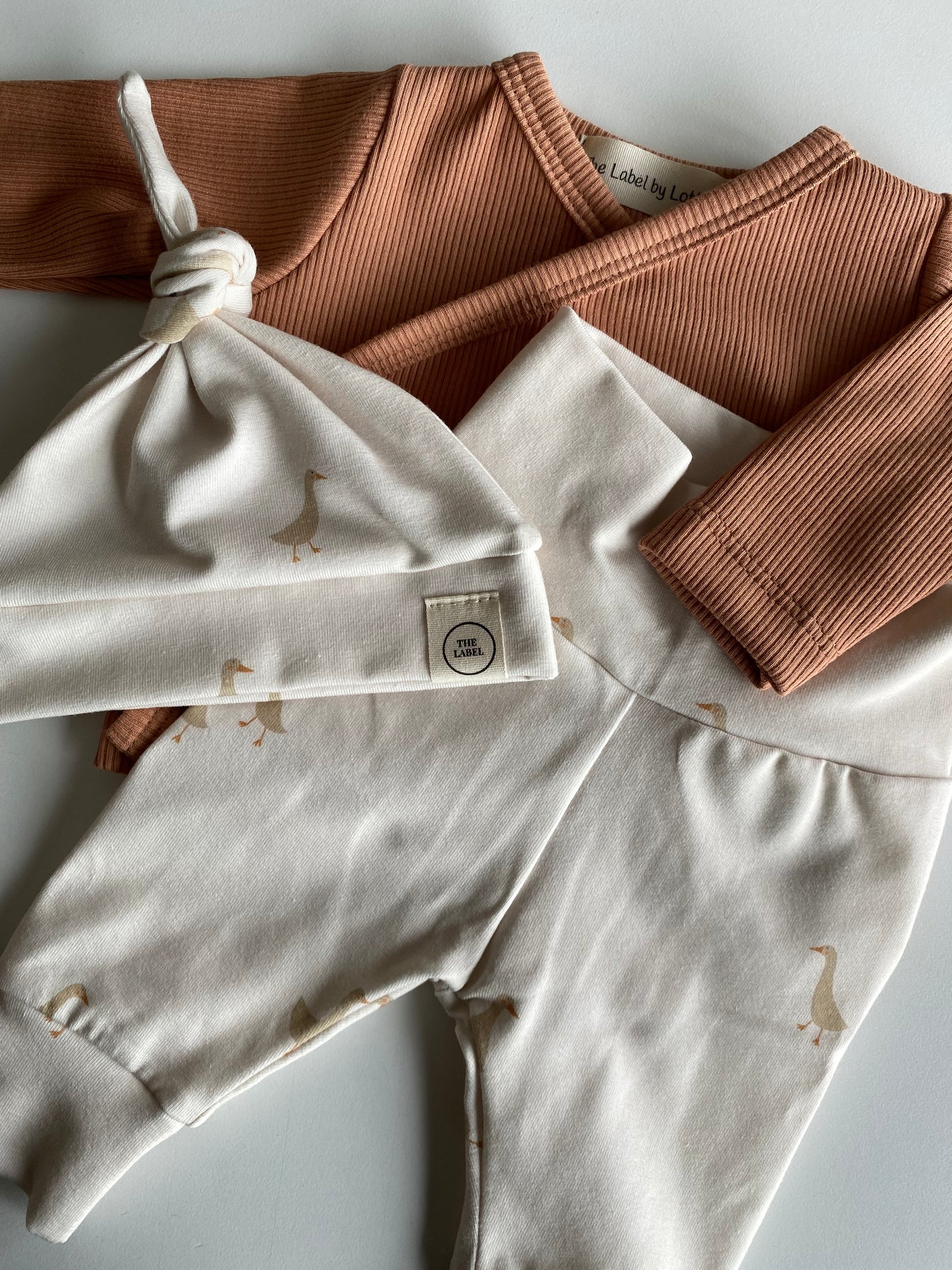 Uniseks newborn set gansjesprint beige – broekje & knoopmutsje