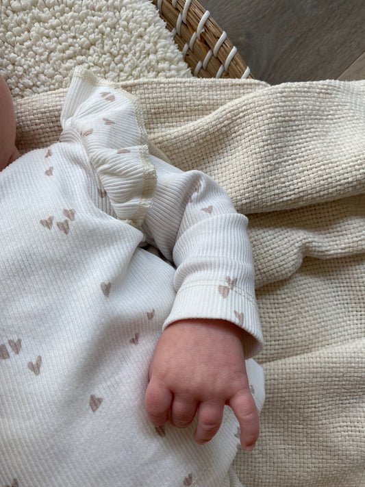 Meisjes overslagshirtje ruffle Lia hartjesprint beige