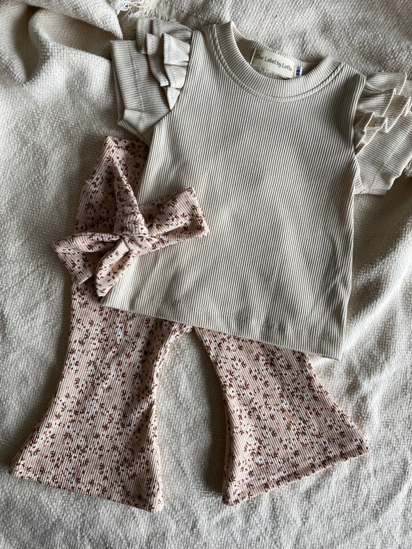 Meisjes T-shirt dubbel ruffletje beige – The Label by Lotte