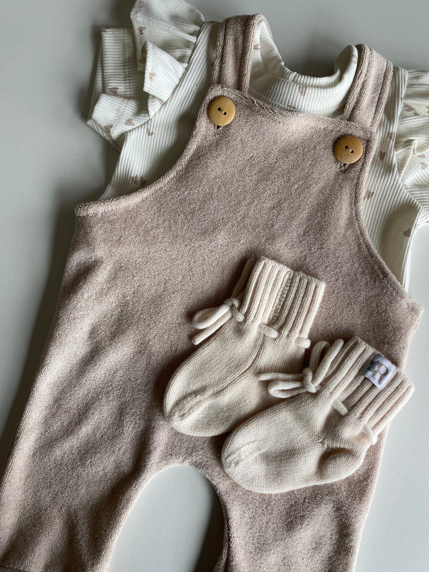 Meisjes T-shirt ruffle Lia hartjesprint zand – The Label by Lotte