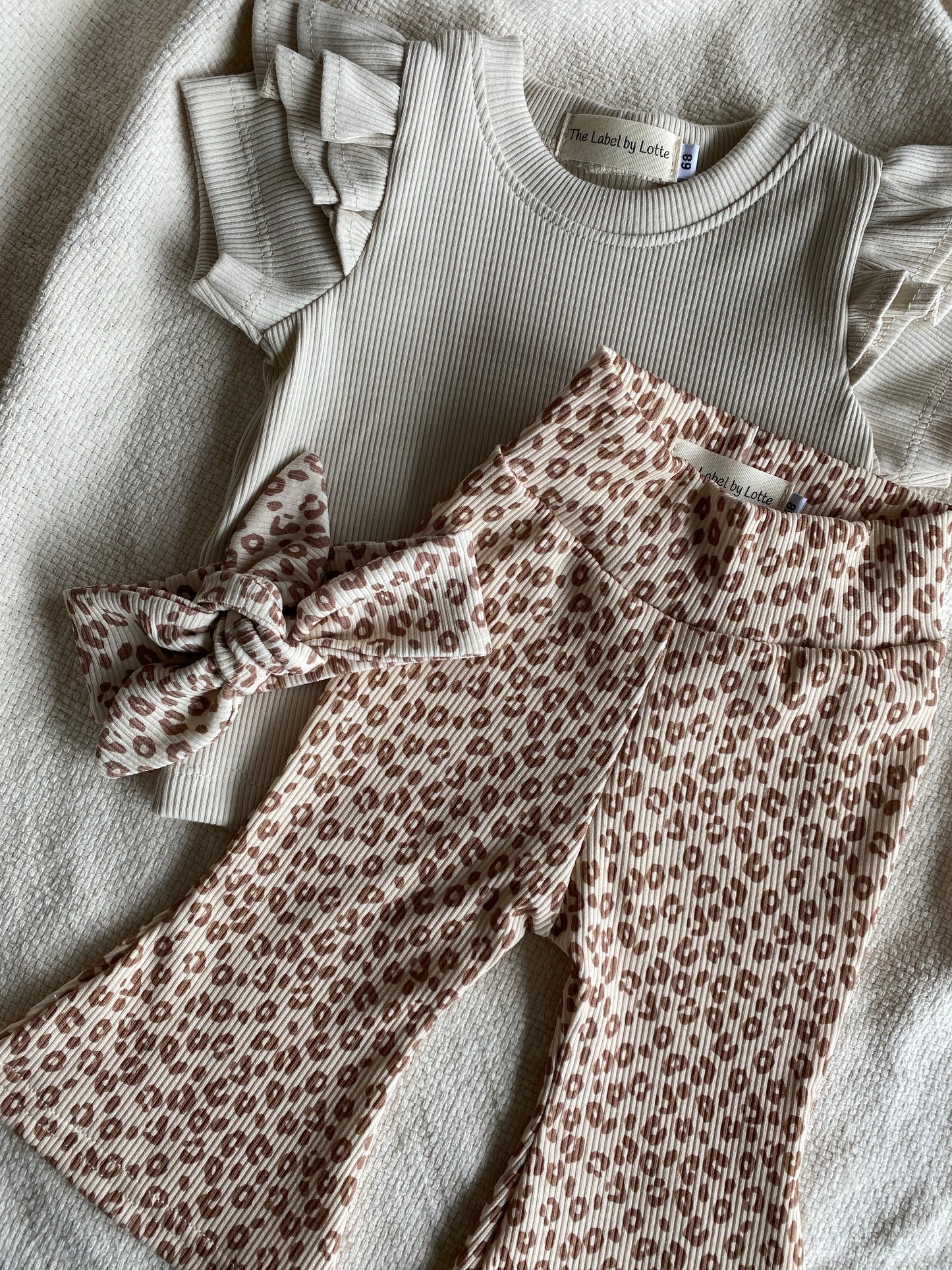 Meisjes T-shirt dubbel ruffletje beige – The Label by Lotte