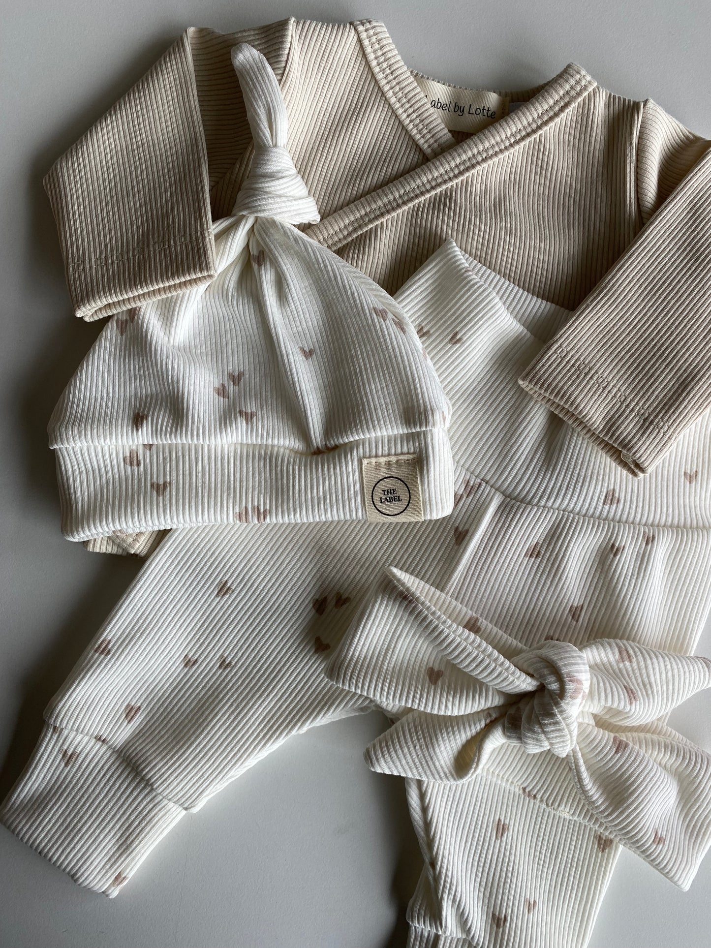 Meisjes newborn set Lia hartjesprint – broekje & knoopmutsje