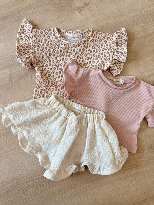 Shortje met ruffles Broderie