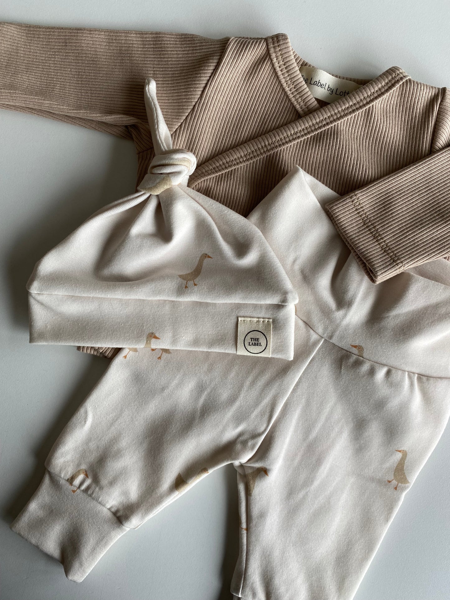 Uniseks newborn set gansjesprint beige – broekje & knoopmutsje