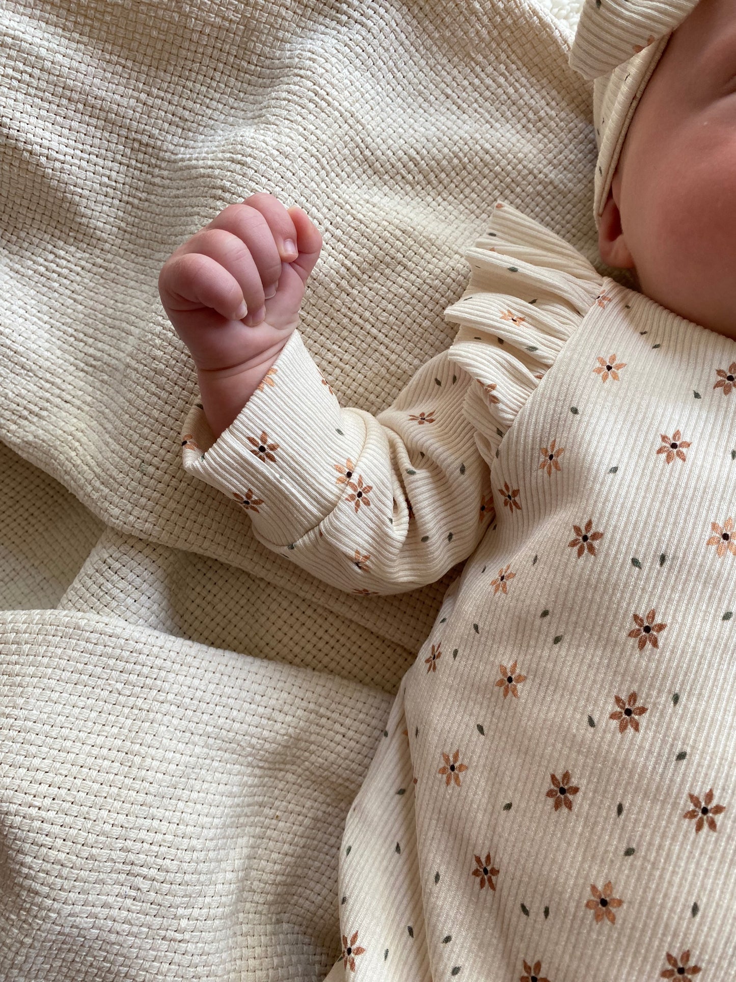 Boxpakje Jinthe bloemenprint met ruffle beige ribstof