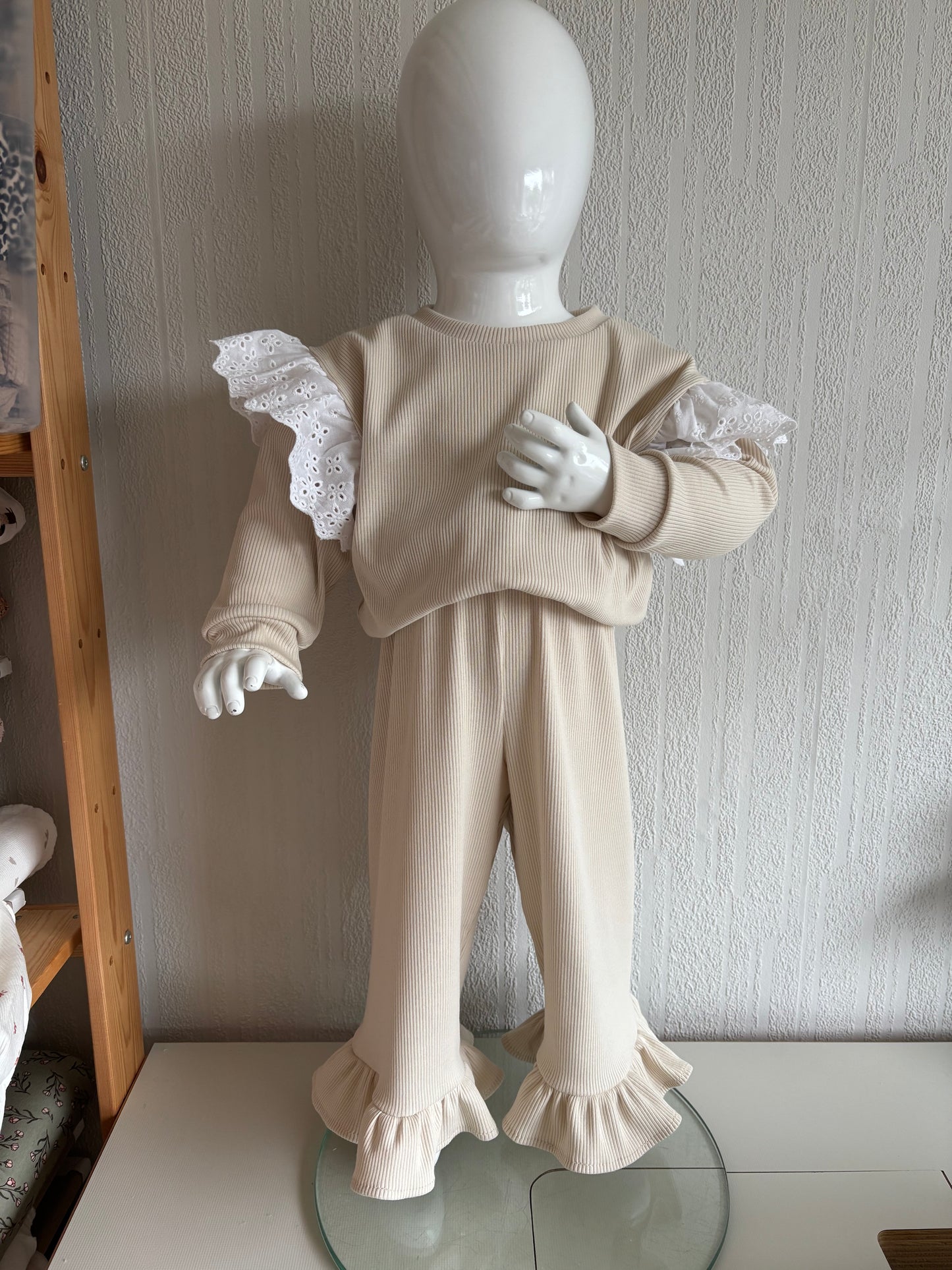 Meisje broek met wijde pijpen en ruffle beige