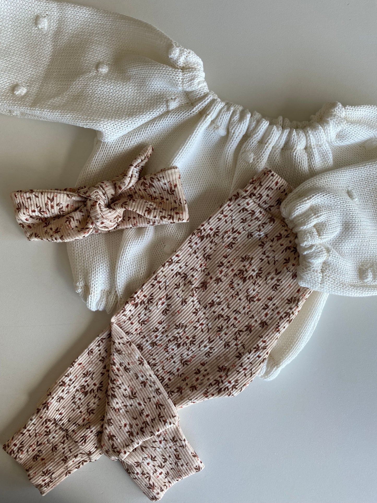 Gebreide meisjes trui met stippen offwhite