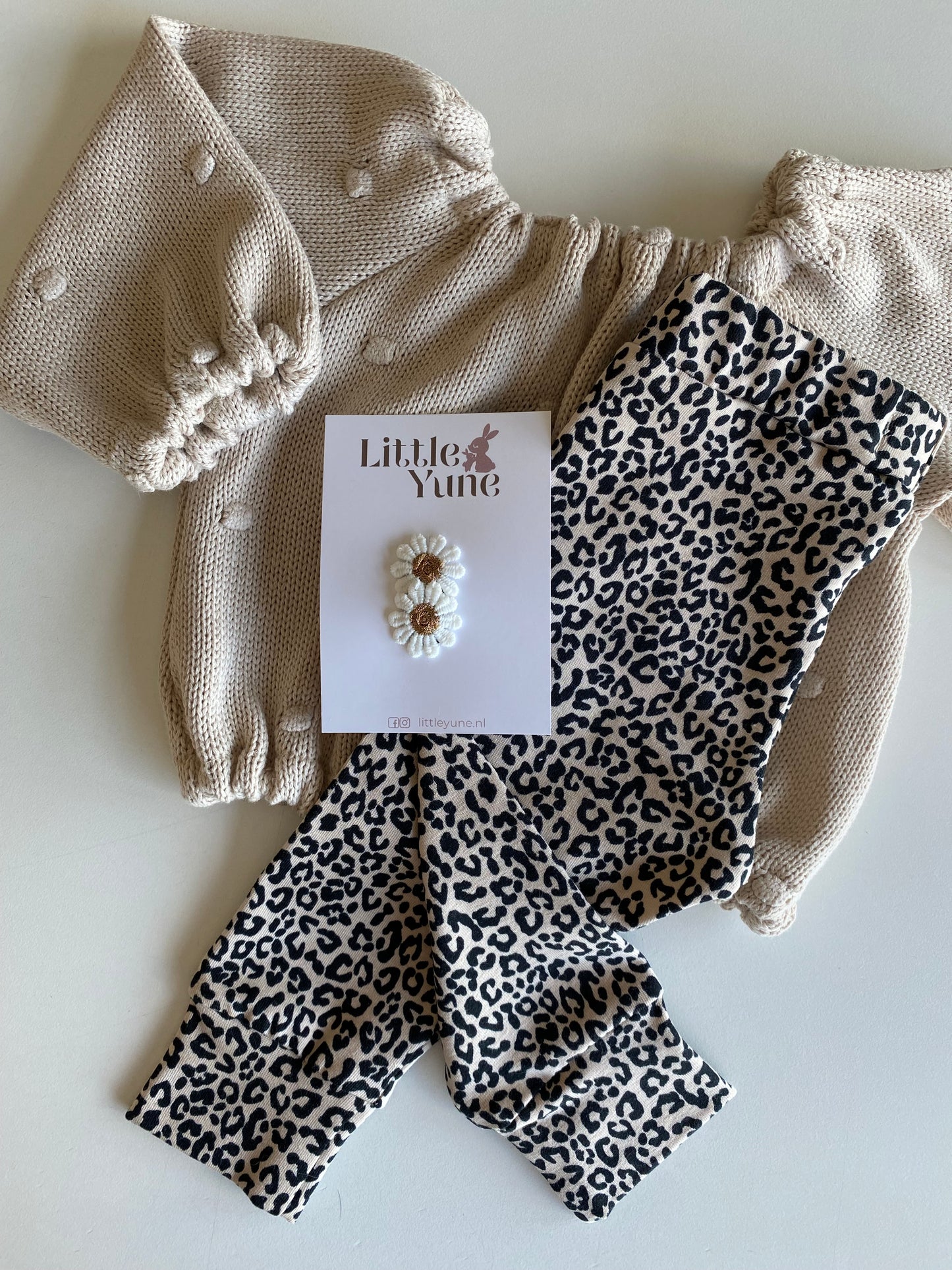 Gebreide meisjes trui met bolletjes beige