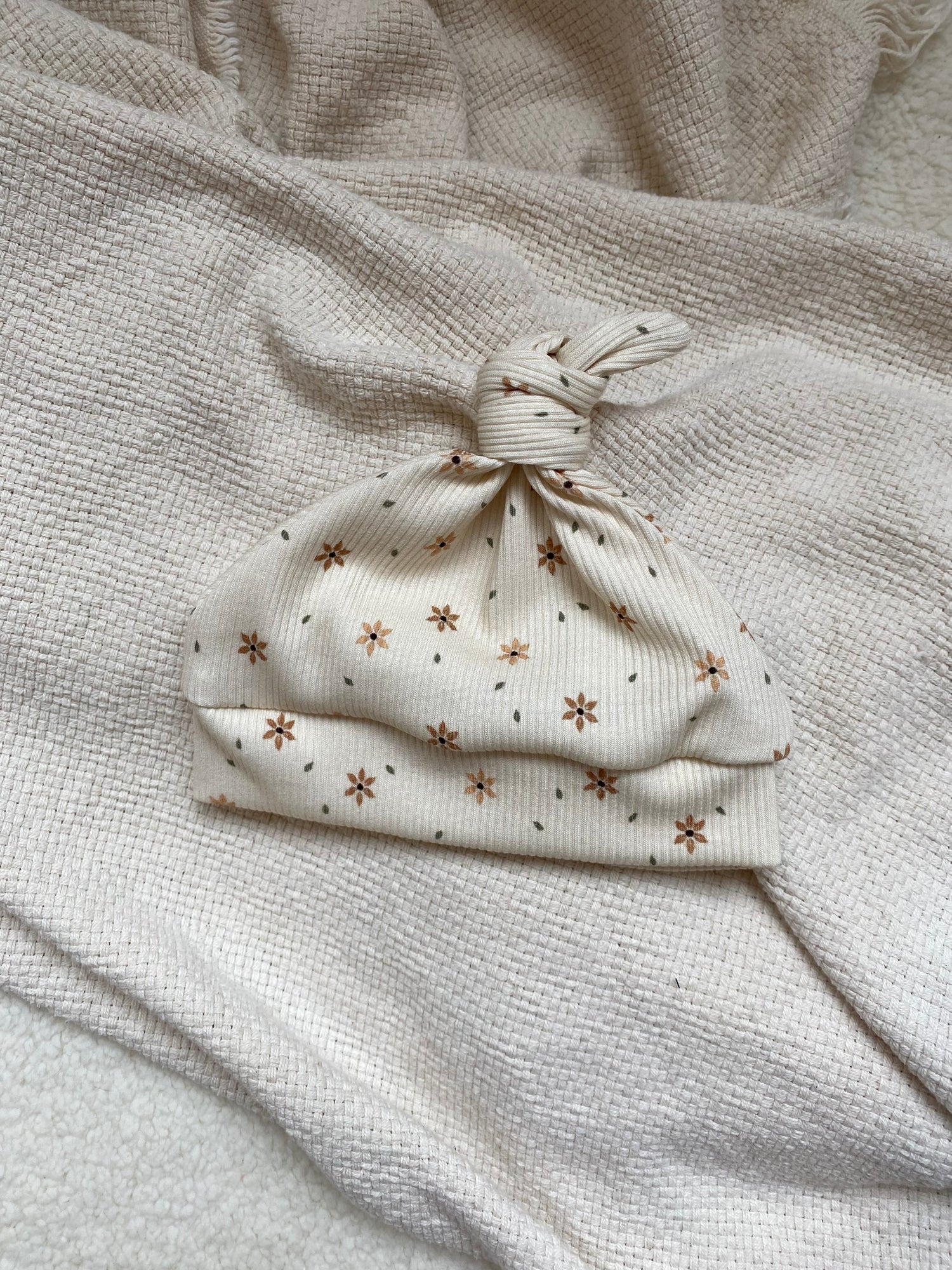 Knoopmutsje Jinthe bloemen ribstof roest/oranje