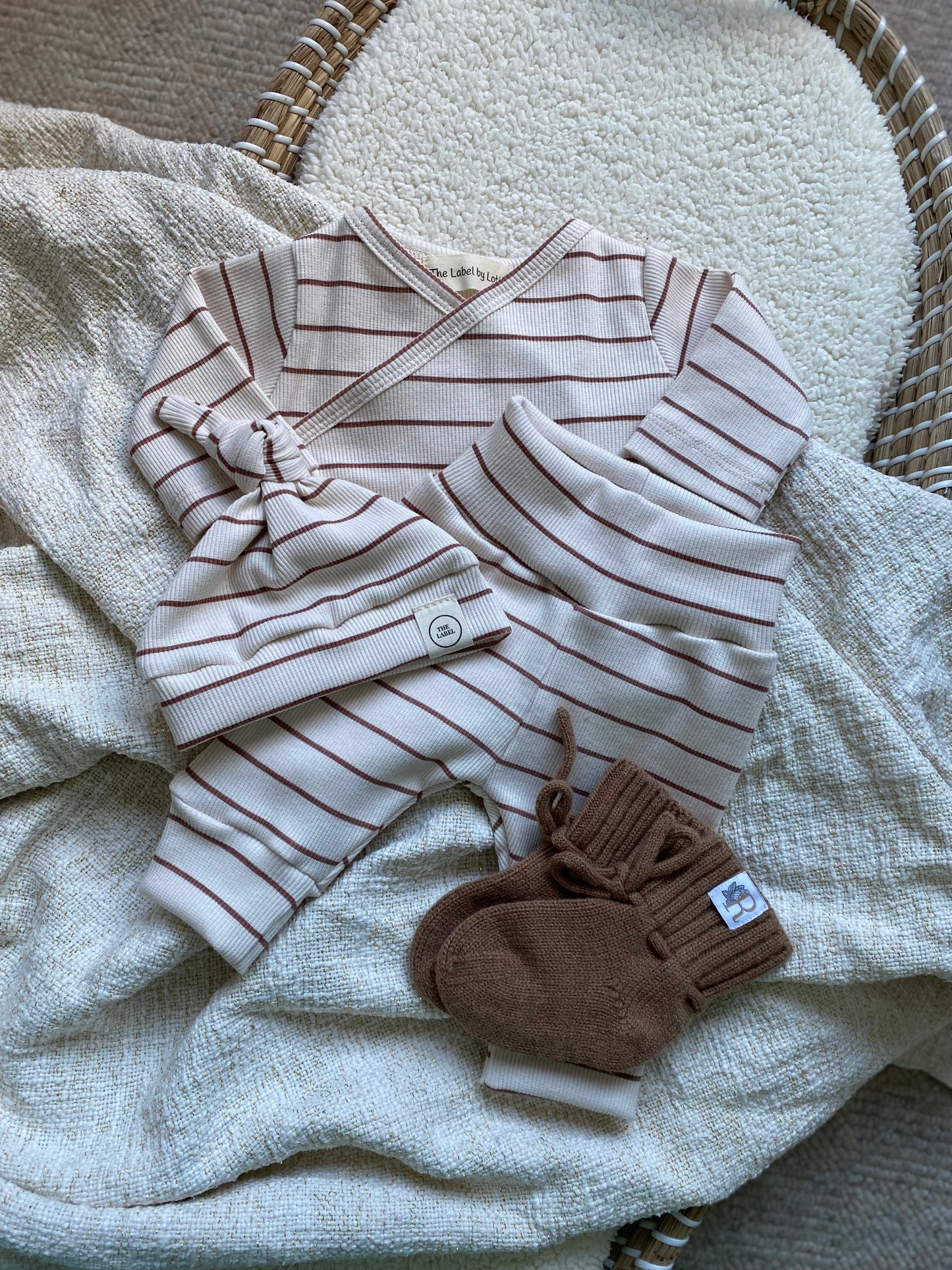 Jongens newborn setje ribstof streepjes bruin/beige – broekje & knoopmutsje