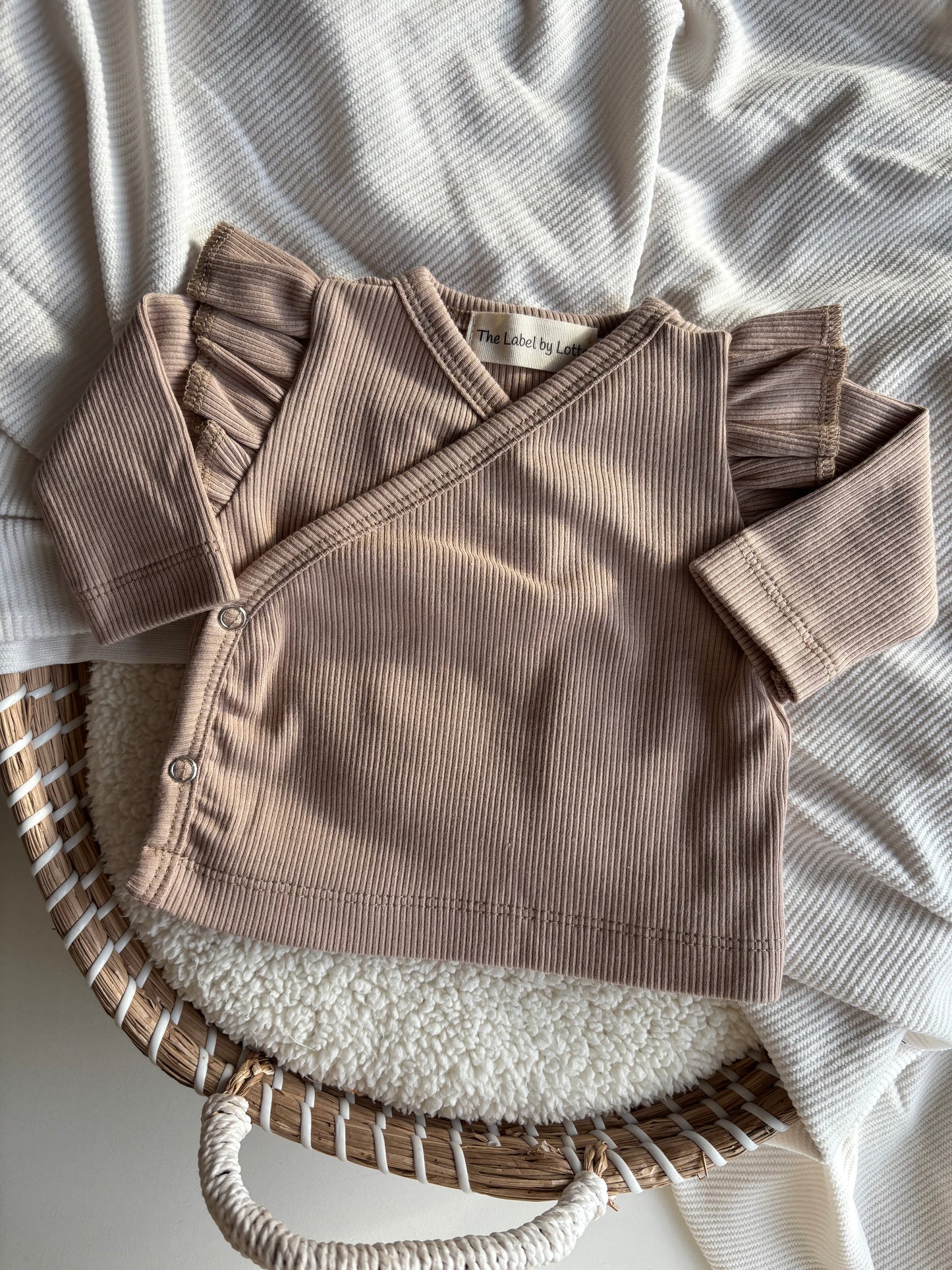 Meisjes overslagshirtje ribstof zand ruffle