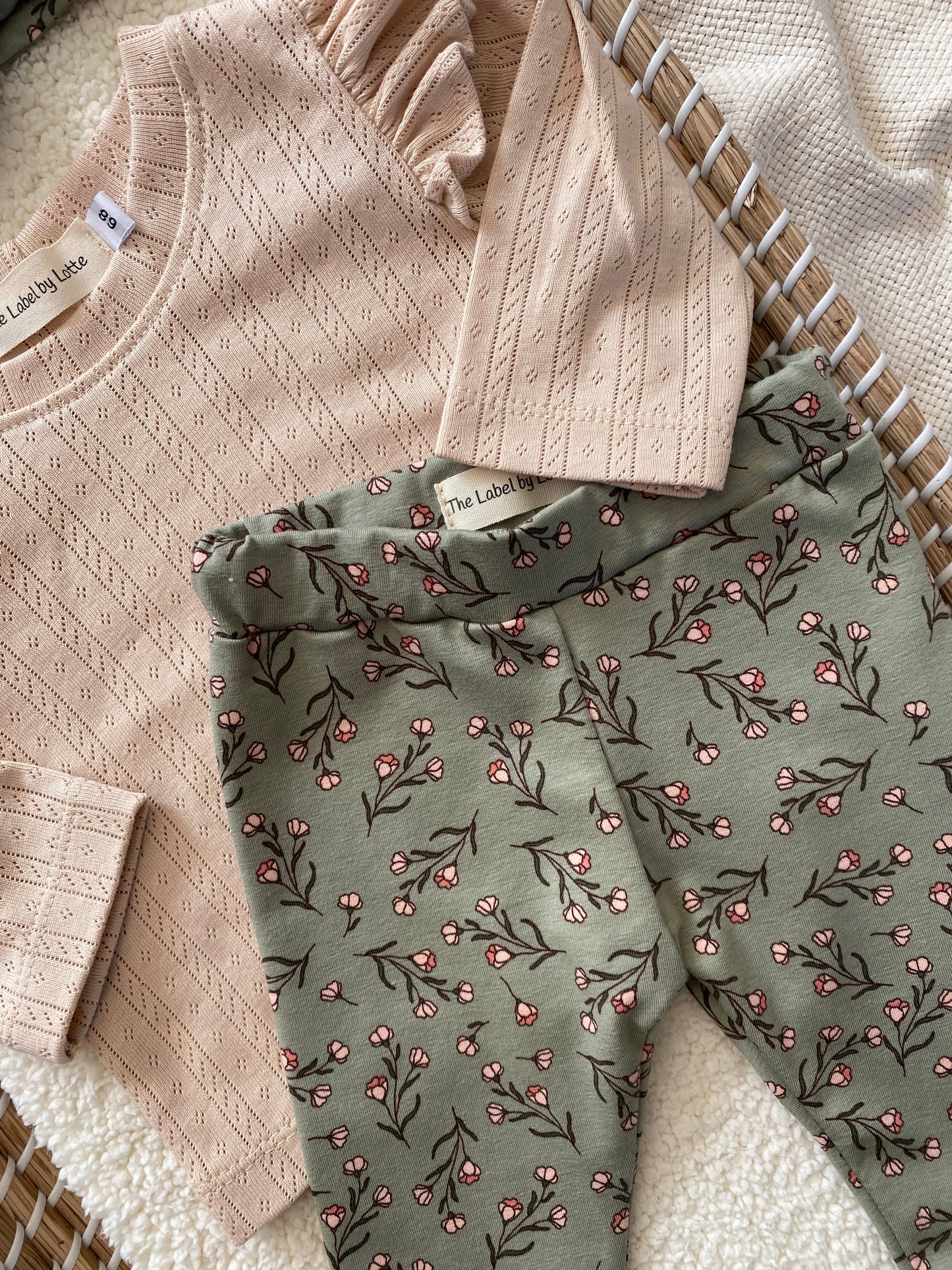 Meisjes babybroekje takjes met bloemen groen