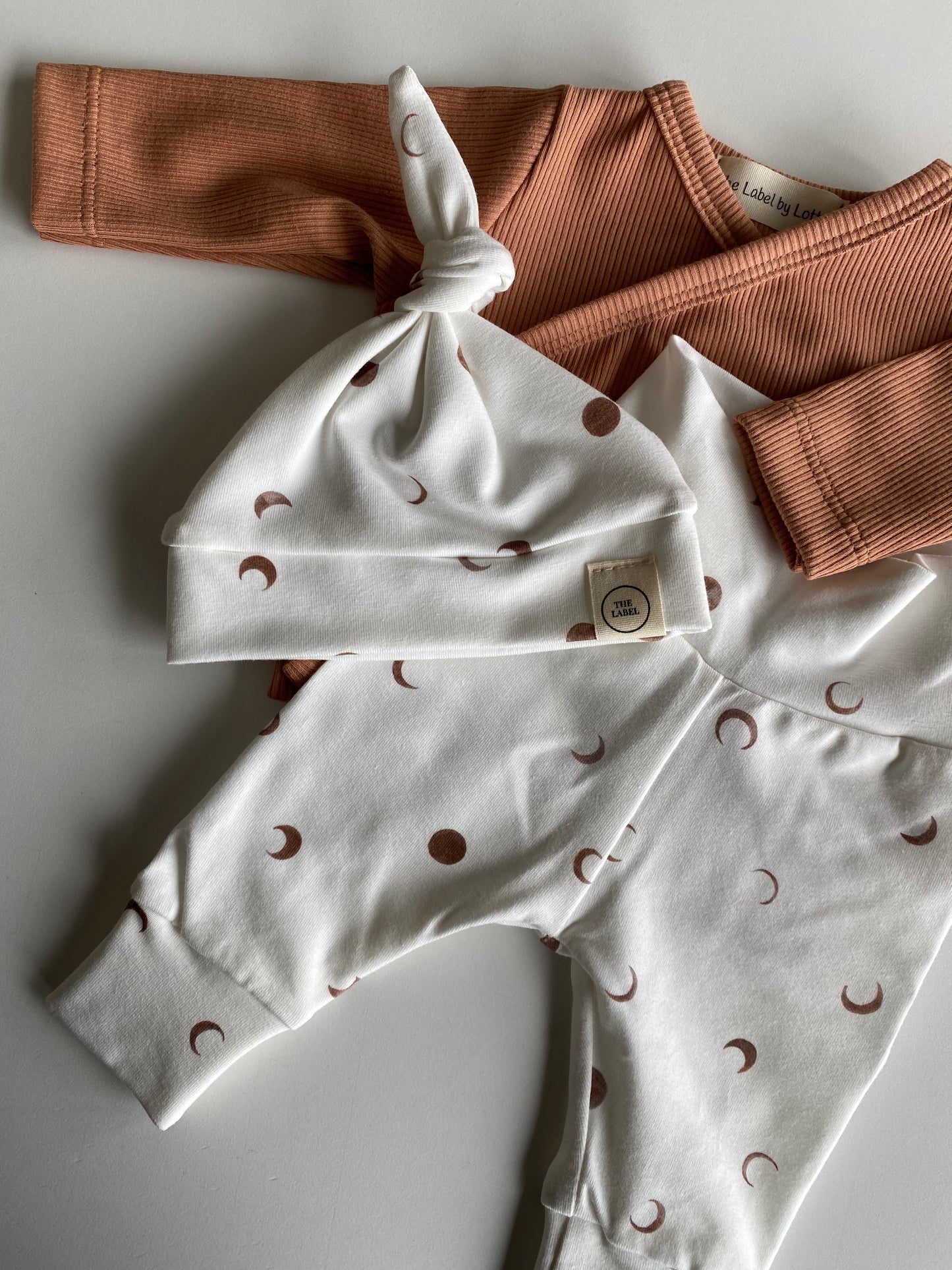 Uniseks newborn set maantjesprint wit-bruin – broekje & knoopmutsje