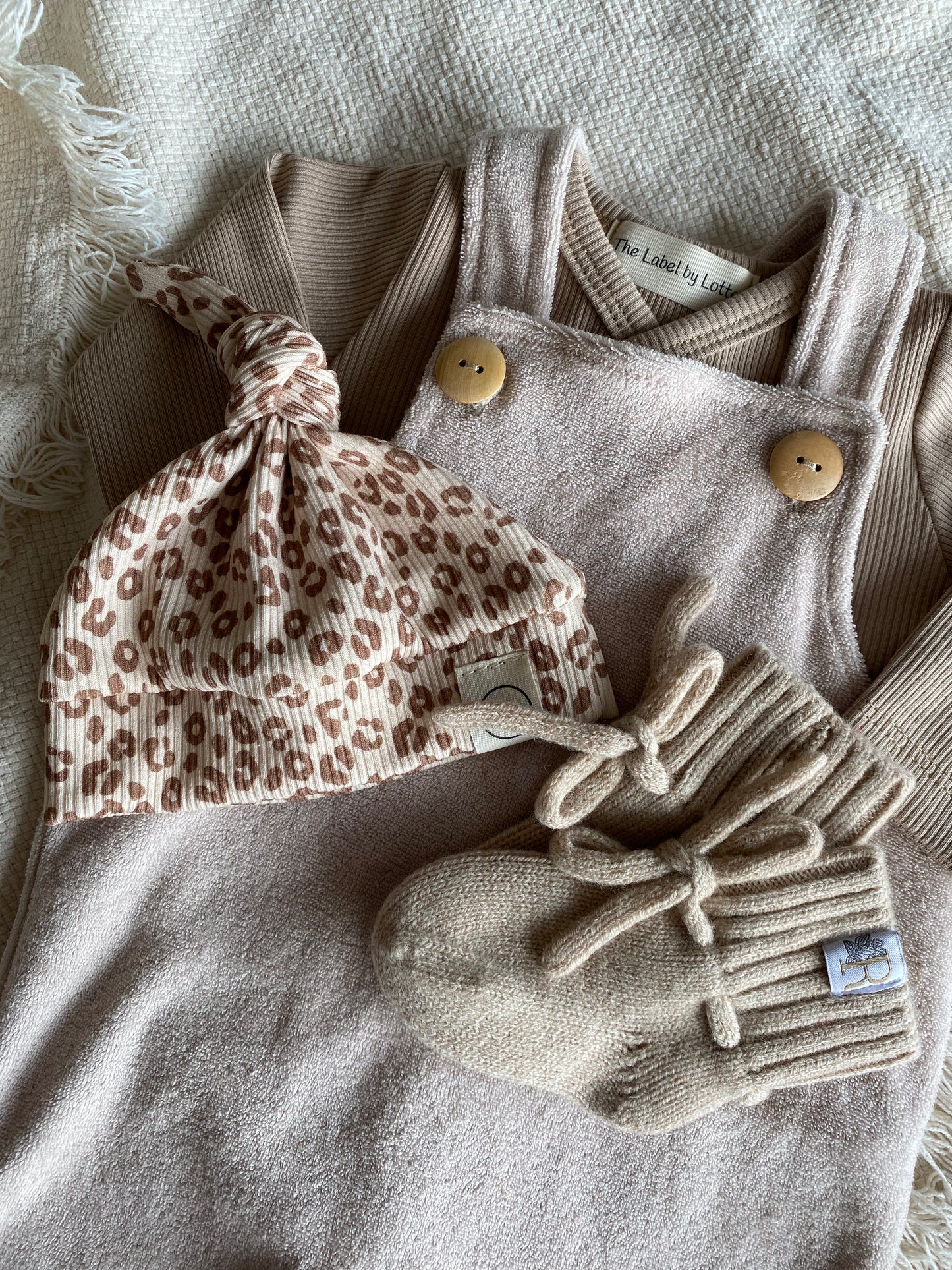 Uniseks baby tuinbroekje badstof beige – verstelbare salopette