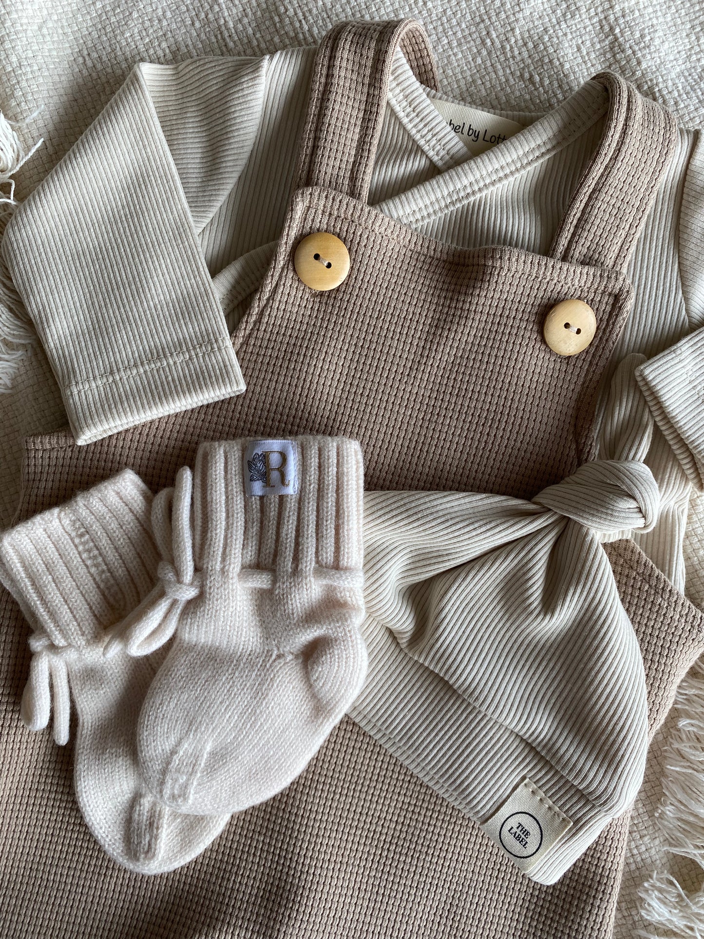 Uniseks baby tuinbroekje wafelkatoen donkerbeige – verstelbare salopette