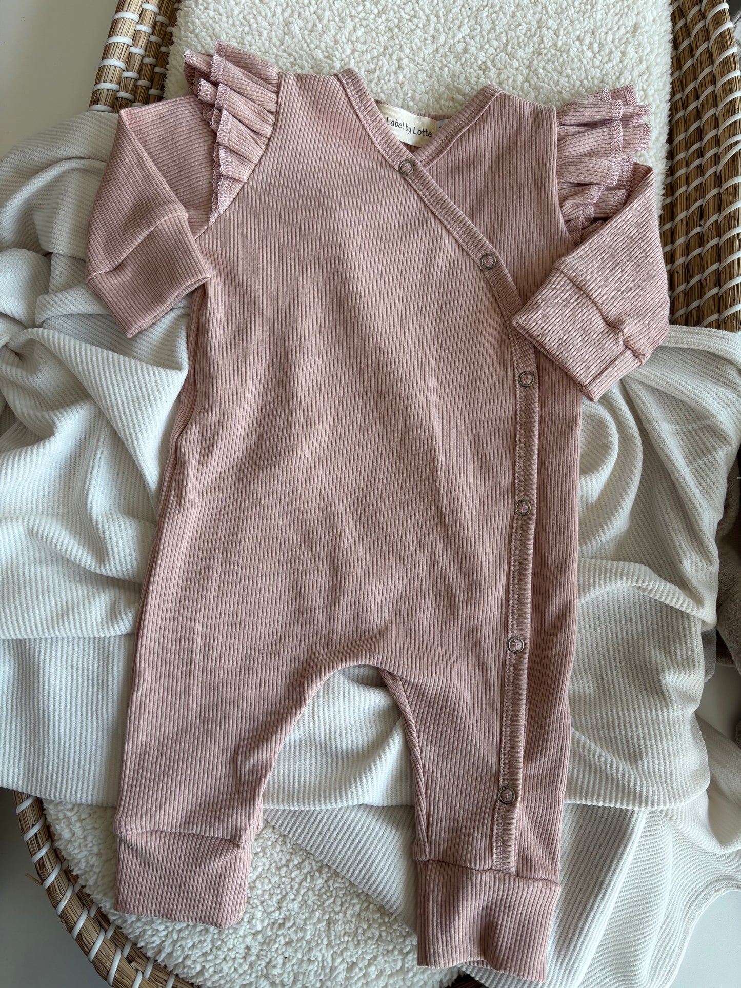 Meisjes boxpakje blush roze met dubbel ruffletje ribstof