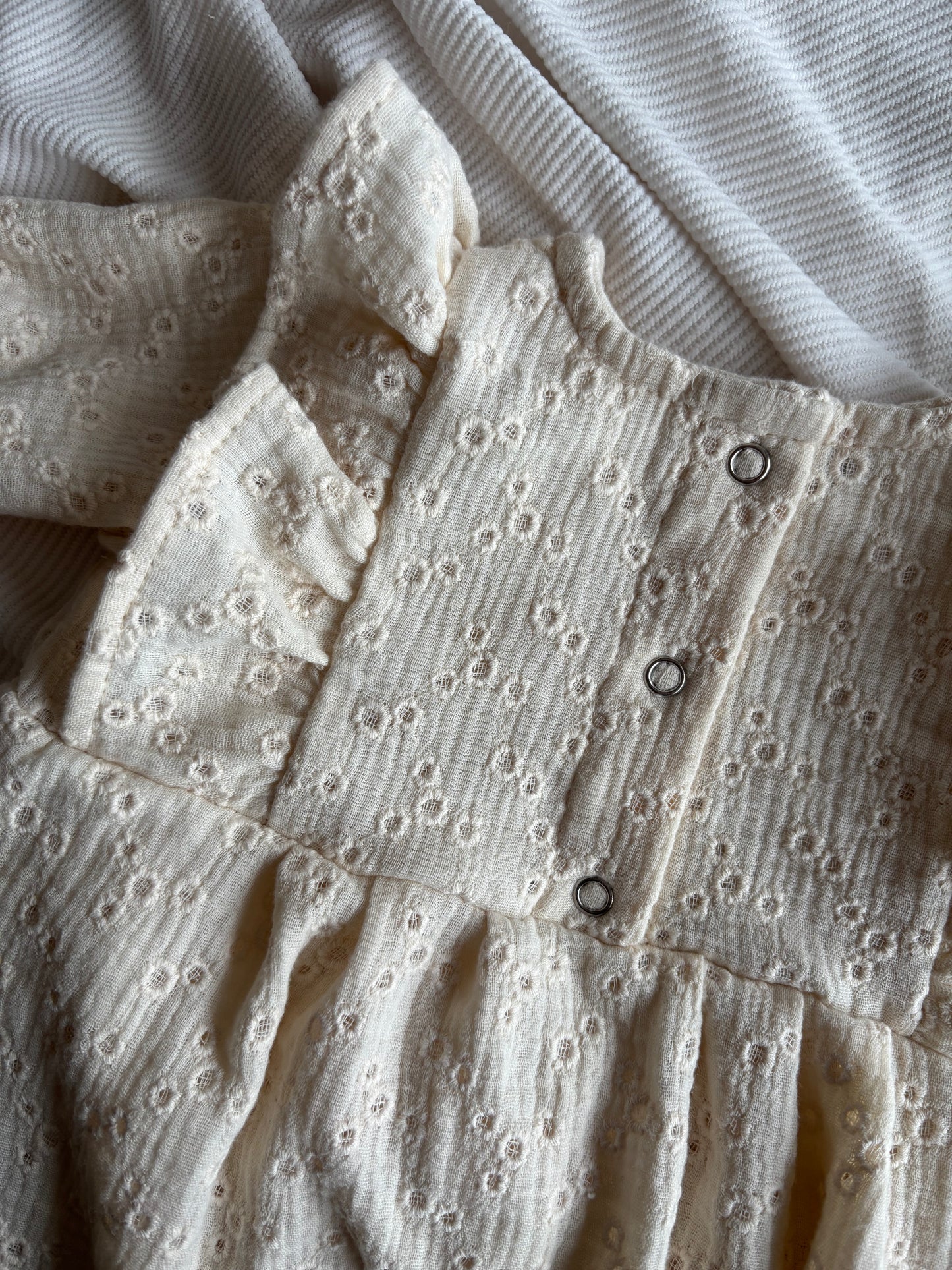 Playsuit/Romper met ruffle broderie bloemen beige