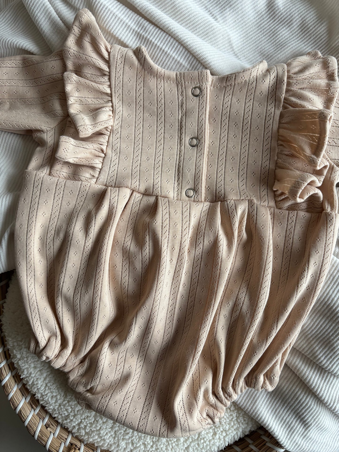 Playsuit/Romper met ruffle en ajour werkje beige