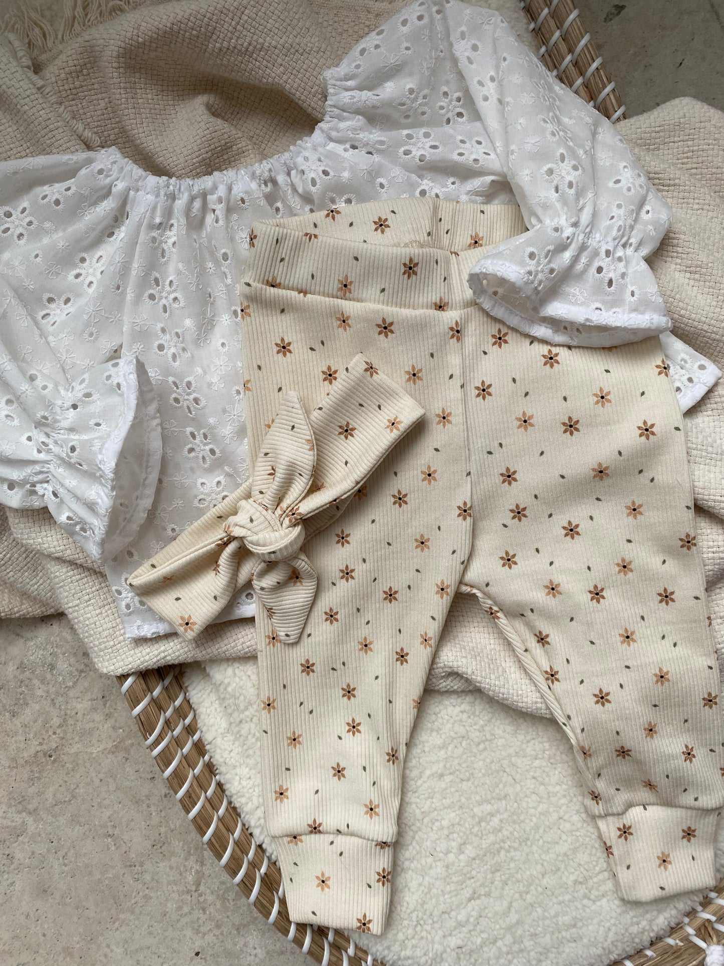 Meisjes kinderlegging Jinthe bloemen ribstof