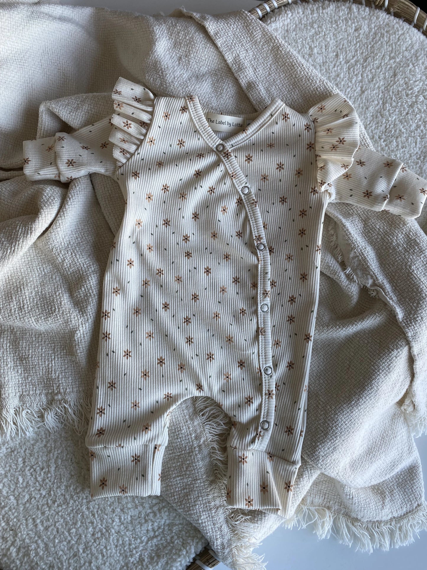 Boxpakje Jinthe bloemenprint met ruffle beige ribstof