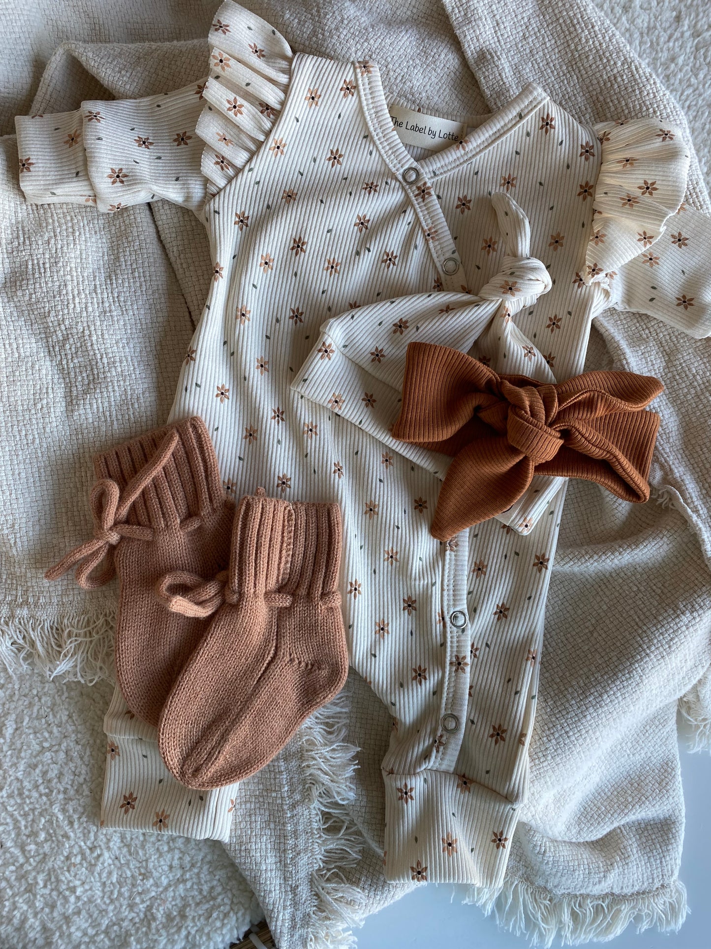 Boxpakje Jinthe bloemenprint met ruffle beige ribstof