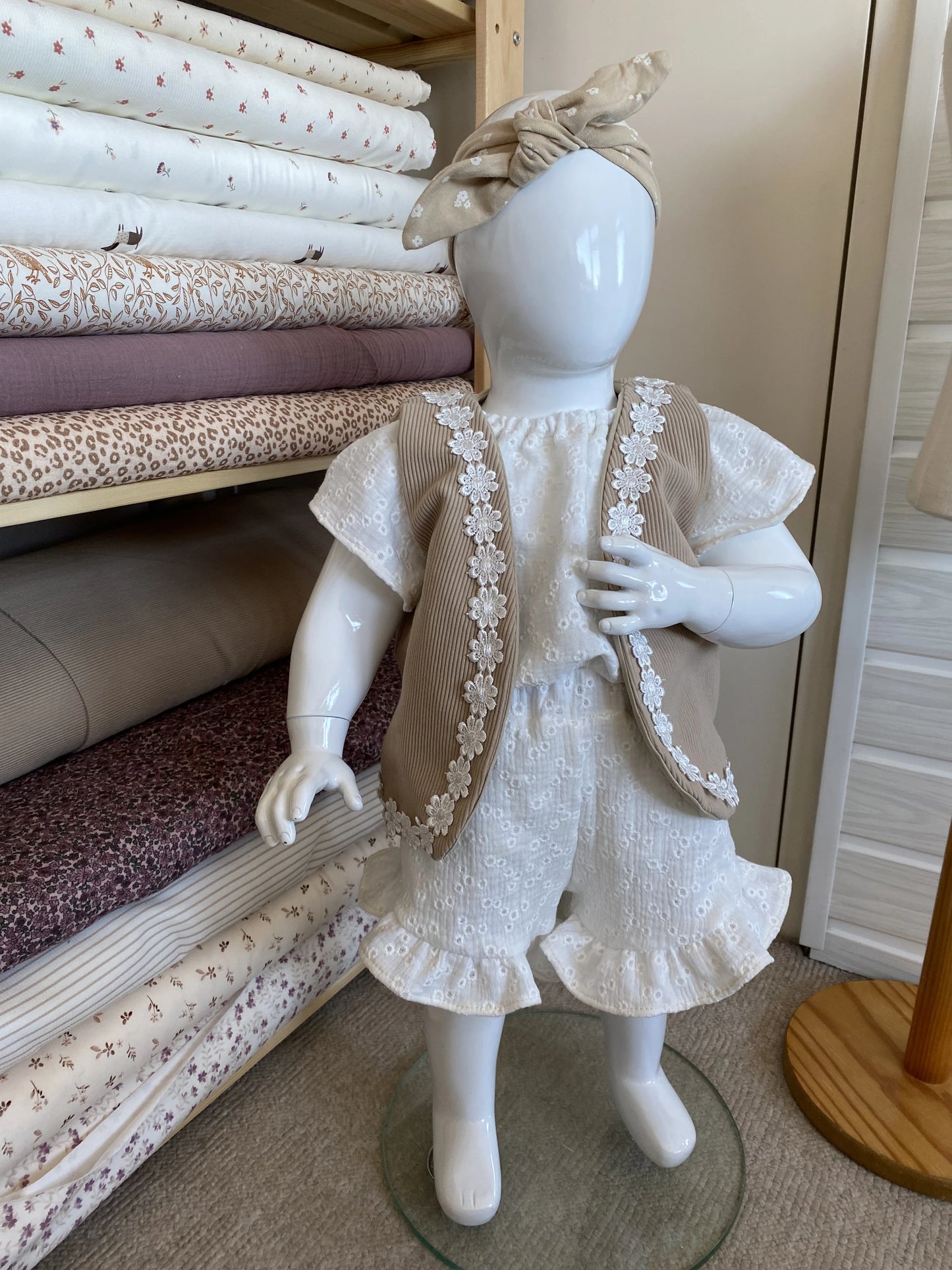 Meisje haarbandje bloemen beige