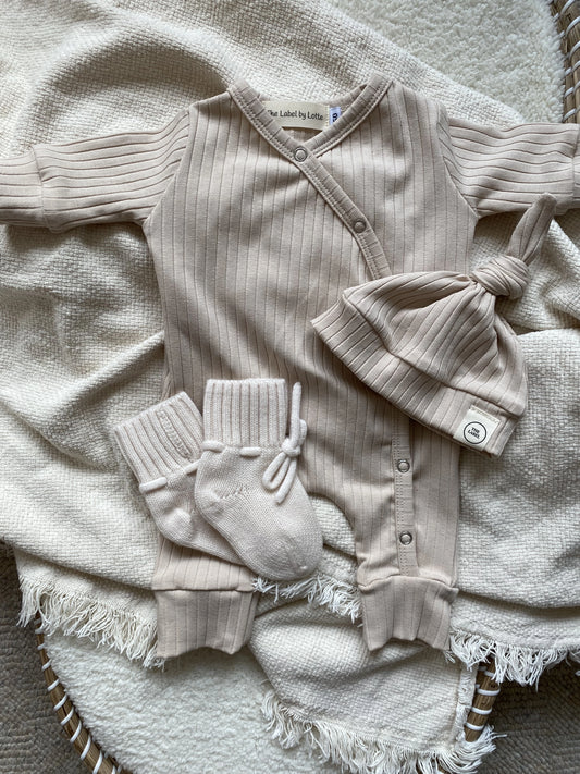 Uniseks knoopmutsje brede ribstof beige