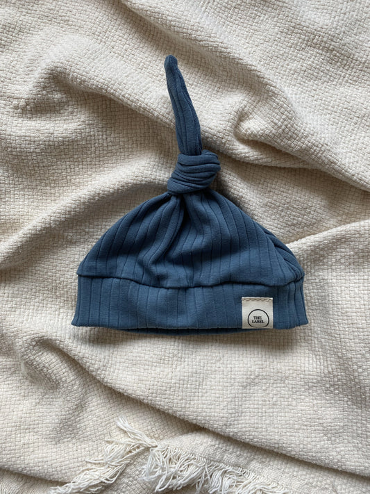 Jongens knoopmutsje brede ribstof blauw