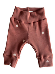 Meisjes newborn broekje hartjesprint brique zand ribstof