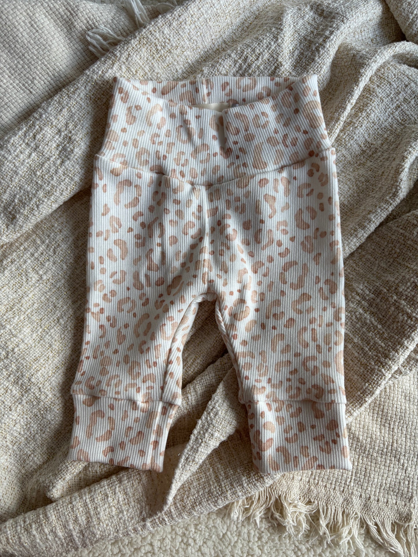 Meisjes newborn broekje Loué panterprint wit/beige