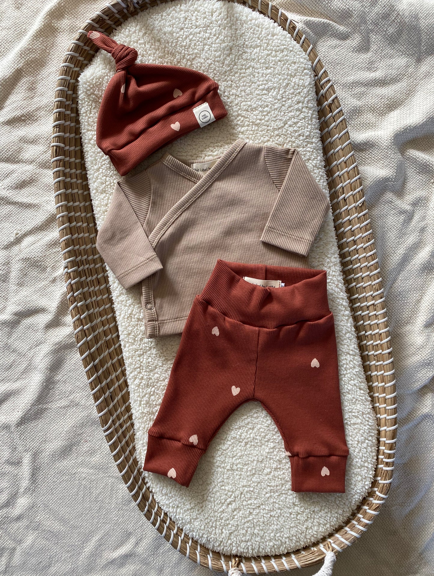 Meisjes newborn set hartjesprint brique zand – broekje & knoopmutsje