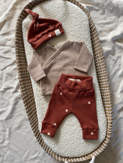 Meisjes newborn set hartjesprint brique zand – broekje & knoopmutsje