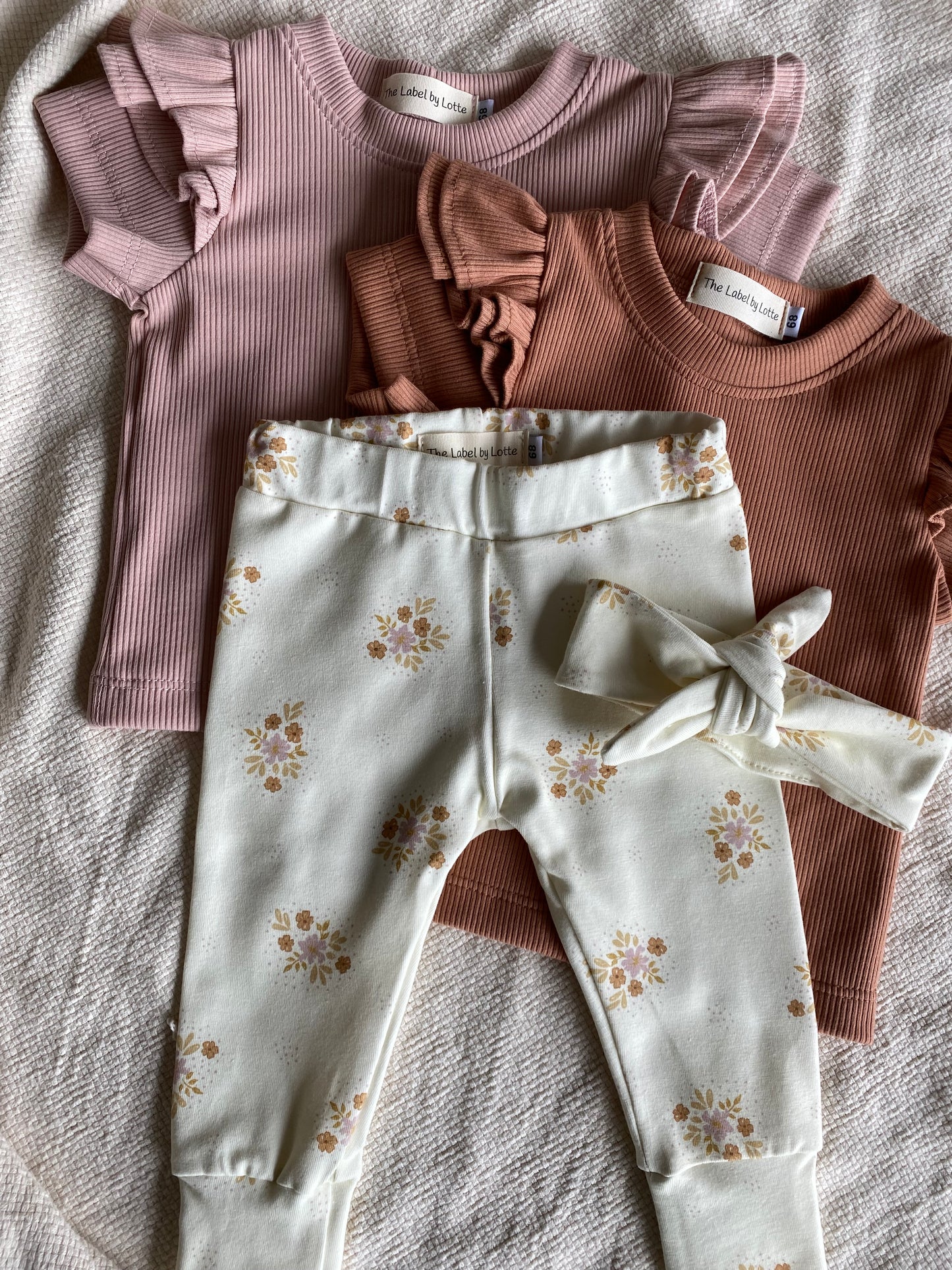 Meisjes T-shirt dubbel ruffletje peach – The Label by Lotte