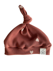 Newborn meisjes knoopmutsje hartjesprint brique zand ribstof