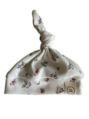 Newborn meisjes knoopmutsje Lola bloemenprint offwhite