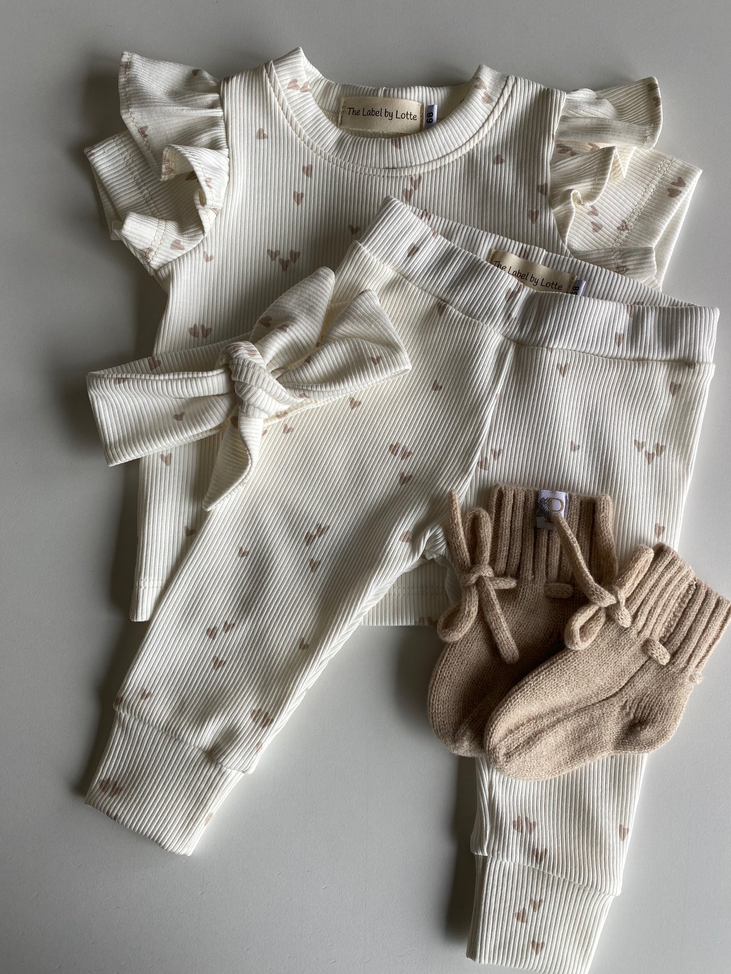 Meisjes T-shirt ruffle Lia hartjesprint zand – The Label by Lotte