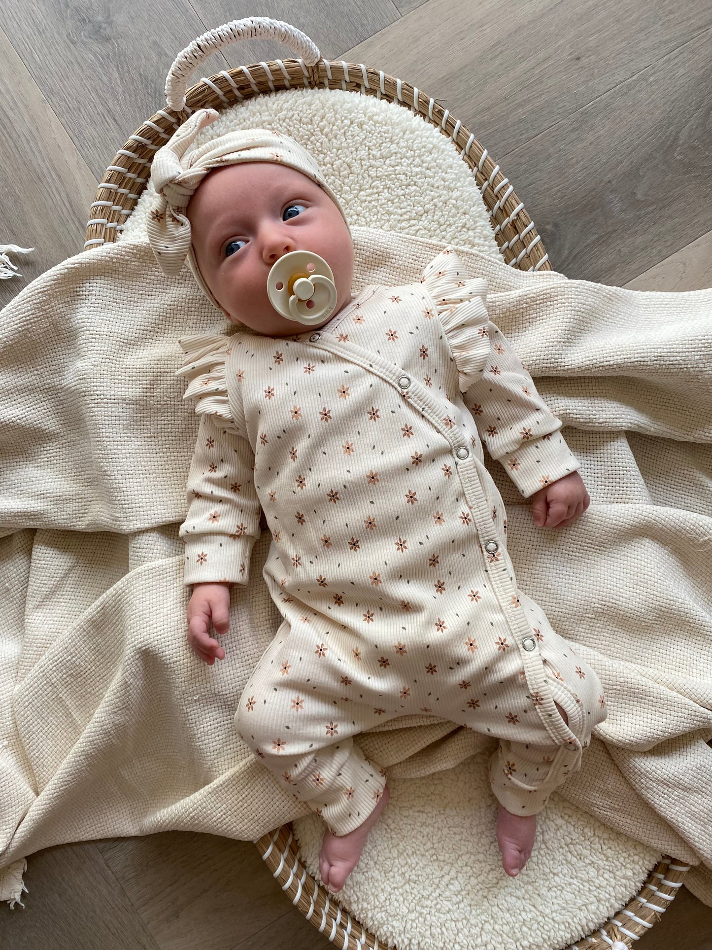 Boxpakje Jinthe bloemenprint met ruffle beige ribstof