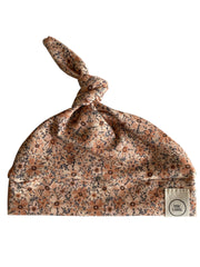 Newborn meisjes knoopmutsje bloementjesprint zand/bruin