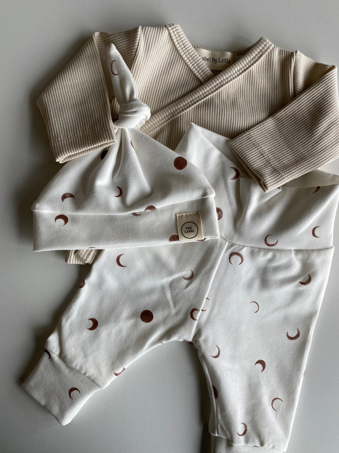 Uniseks newborn set maantjesprint wit-bruin – broekje & knoopmutsje